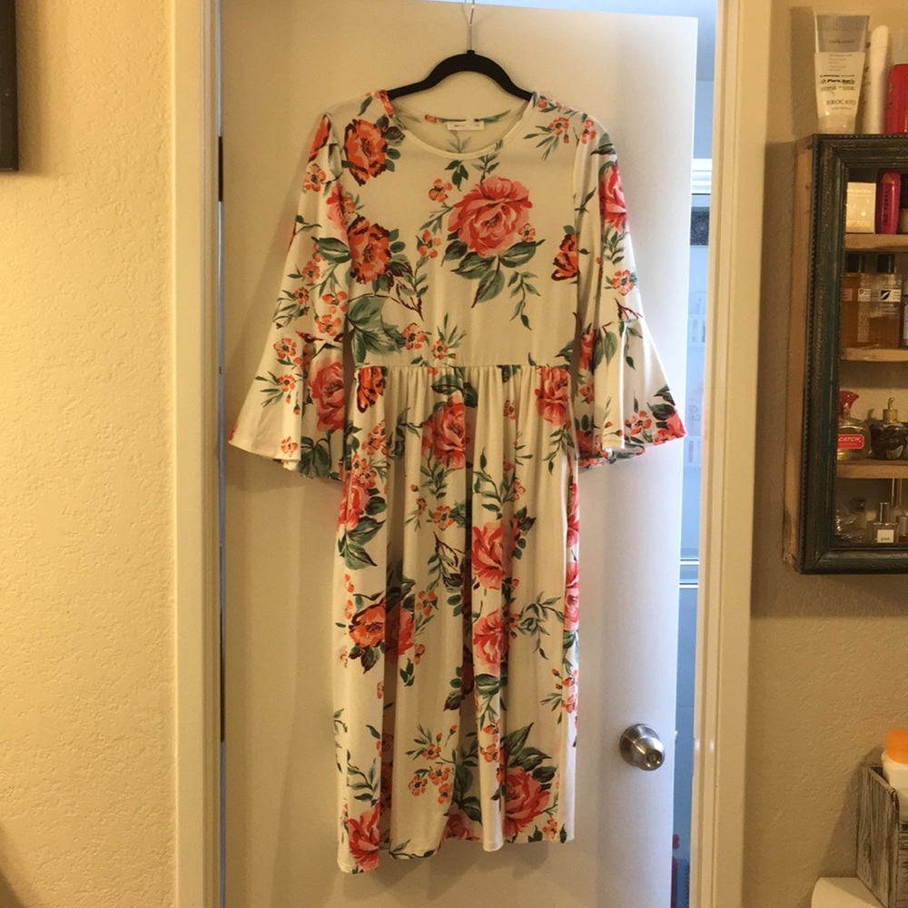 NWT Reb & J. Floral dress with pockets